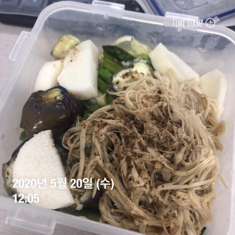 (5월 20일) 채소+과일 마음껏 섭취. 사진 올려놓고보니 아무리 채소랑 과일이래도 많이 먹긴했다;ㅋㅋ 참다참다 저녁엔 블랙커피 1잔 추가. 운