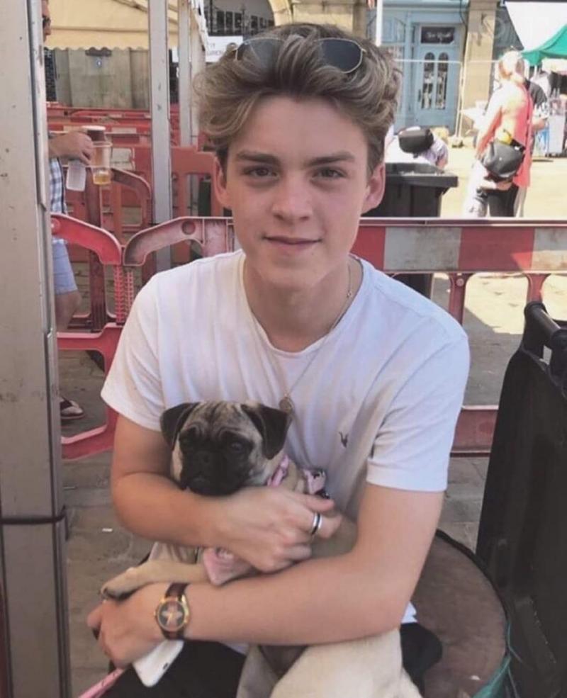 Reece Bibby (λ¦¬μ€ λΉλΉ) : 보컬, λ² μ΄μ€, κΈ°ν, λλΌ μλ
μμΌ : 1998λ
8μ 13μΌμ κ°μ‘±κ΄κ³ : λΆλͺ¨λ, μ¬λμ(1) μ·¨λ―Έ
