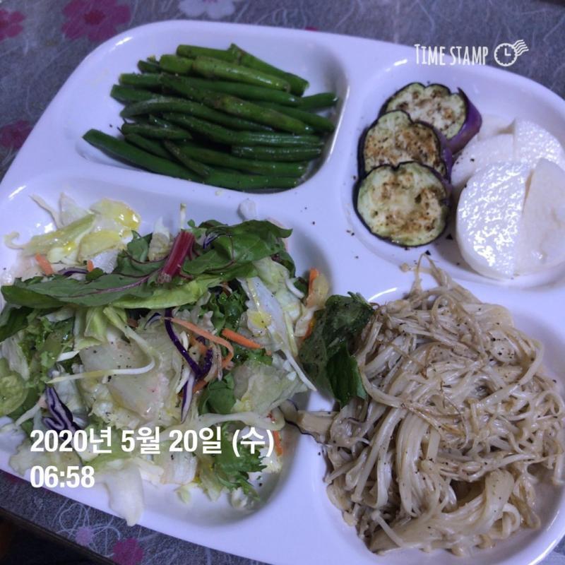 (5월 20일) 채소+과일 마음껏 섭취. 사진 올려놓고보니 아무리 채소랑 과일이래도 많이 먹긴했다;ㅋㅋ 참다참다 저녁엔 블랙커피 1잔 추가. 운