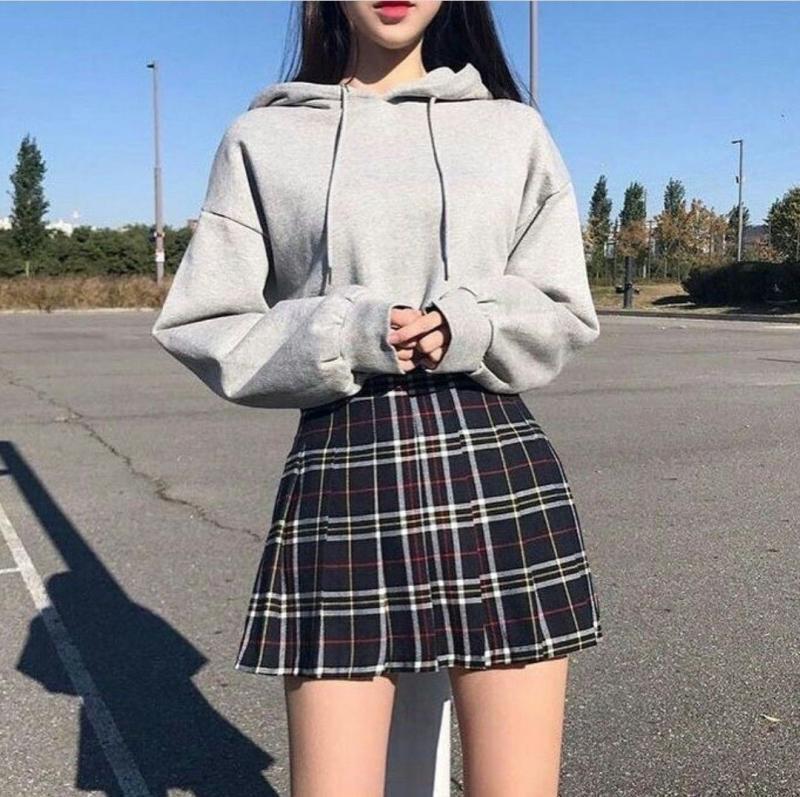 흰색 상의는 무조건이지! 없으면 무조건 사! 5부기장 반팔티 있어?? 1 2번은 5부기장 티 + 테니스 스커트고, 3번은 후드티인데! 3번은 치