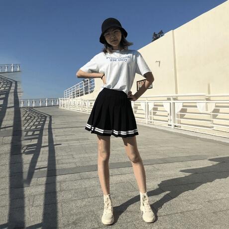 흰색 상의는 무조건이지! 없으면 무조건 사! 5부기장 반팔티 있어?? 1 2번은 5부기장 티 + 테니스 스커트고, 3번은 후드티인데! 3번은 치