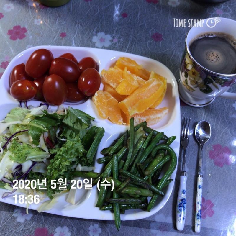 (5월 20일) 채소+과일 마음껏 섭취. 사진 올려놓고보니 아무리 채소랑 과일이래도 많이 먹긴했다;ㅋㅋ 참다참다 저녁엔 블랙커피 1잔 추가. 운
