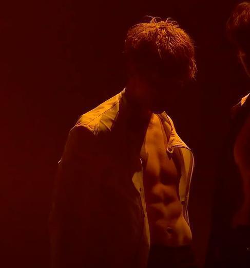 이름 : 이준호 나이 : 90년생 소속사 : 비닐바지 입으신분이 사장님 활동 : jyp 이사, 드라마, 영화, 솔로곡, 12년차 노출이라고는 단