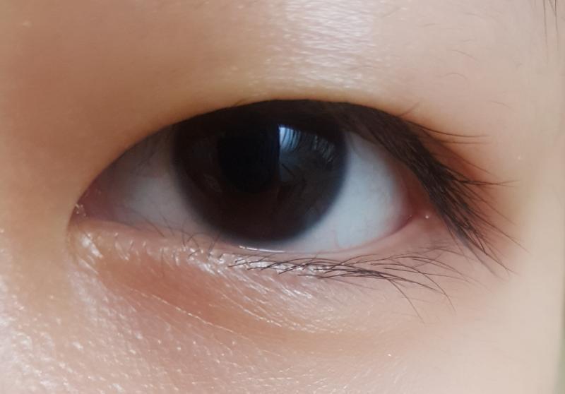 원래 쌩눈 위에 눈은 라인이 짧게 생겨서그런가 원래랑 별차이없어 아랫쪽눈은 원래도 속쌍이었는데 지금은 쫌 티나는속쌍?