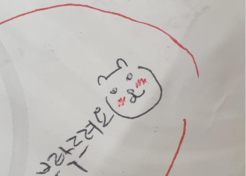 사실 이거 올리려고 했는데... 평소에 의뢰서에 이모티콘 자주 그려 보내는 곳이 있는데 이번에 그려놓은 곰돌이가 너무 귀여워서 찍어버림 진짜 귀