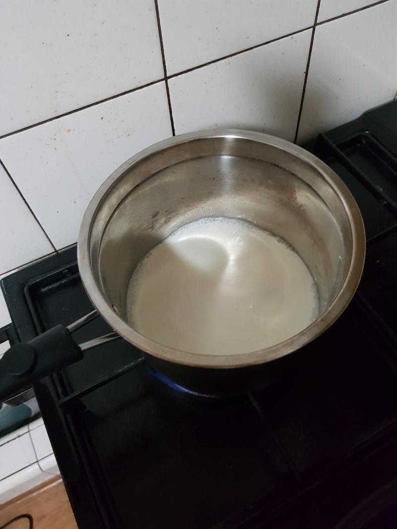생크림 끓이는중
