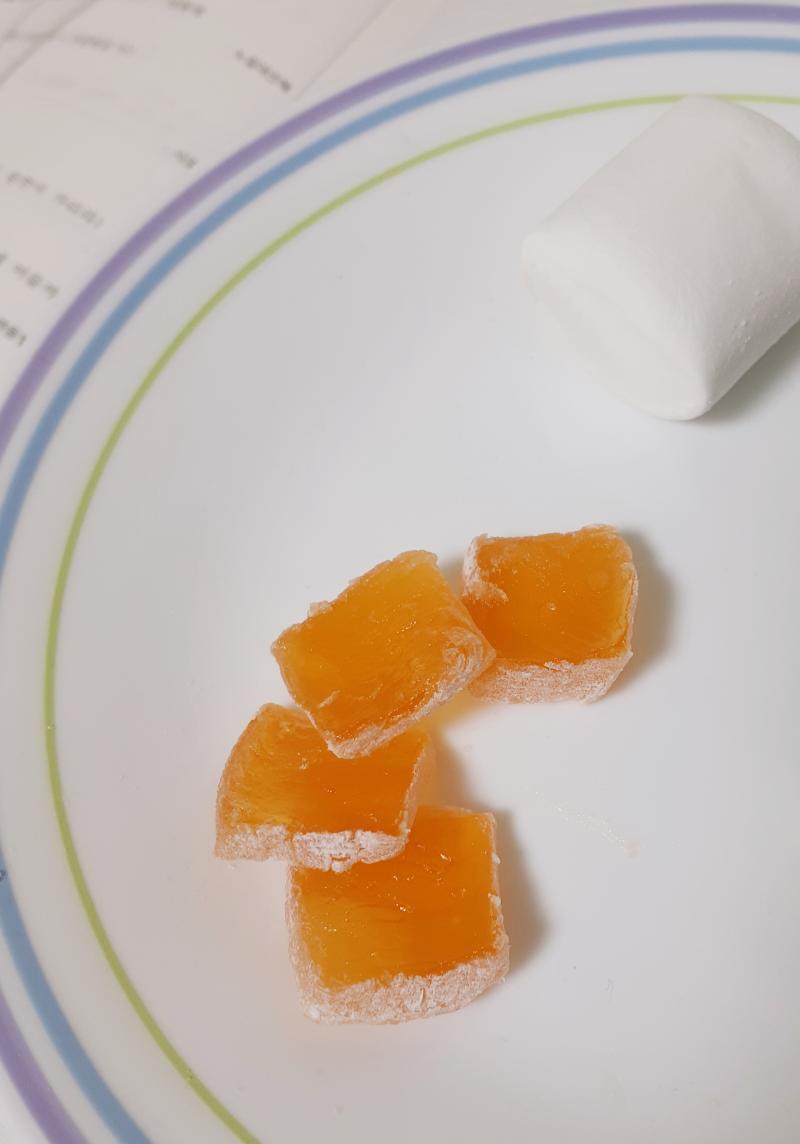 요건 터키쉬 딜라이트! 터키젤리 처음 먹어봤어 떡과 젤리 사이의 새로운 식감이야. 향기는 엄마 화장품 냄새고 맛은 뭔가 따땃하게 배가 채워지는