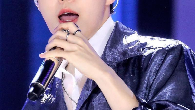 >>11 여기 손 사진ㅠㅠㅜ 진짜 손 ant쳤으니까 지나가는 레더들도 한번씩만 봐줘.. 하... 기타쳐서 그런가 손관리 잘해서 진짜 예뻐...