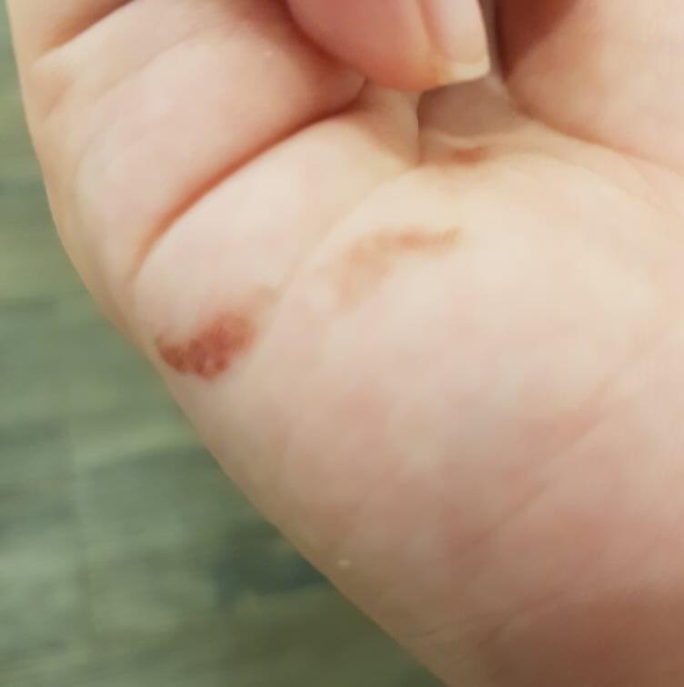 이건 딱히 목소리 들린거랑 상관없긴한데 친구가 내가 꿈에 하얀 한복을 입고나오는 꿈 꾸고 손에 피뭍은채로 깼다는데 옴청 무섭다 나 문제 생기는거
