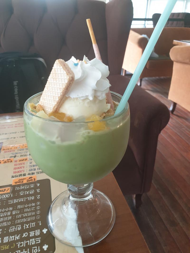아침 늦잠자서 거르고 점심 급식(스파게티 세 젓가락, 앙버터 모닝빵 반개, 바나나우유 작은거) 저녁은 카페에서 피자 8조각..ㅋㅋ 그리고 에스프