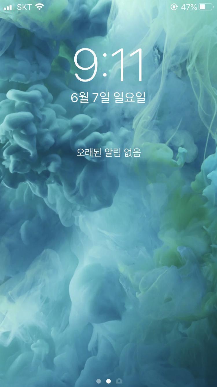 원래 아이폰 상단바 내리면 슬라이드로 카메라나 스크린타임이랑 검색하기 볼 수 있는데 스레주는 손전등이랑 카메라가 버튼형식으로 되어 있어서 그런거