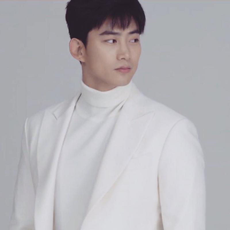 나도 1월에 입덕 할뻔하다가 너무 항마력 딸려서 포기했는데 옥택연의 왕가가 잊혀지지 않아서 결국 입덕함 ㅠㅠ 옥택연 사랑해 ㅠㅠ