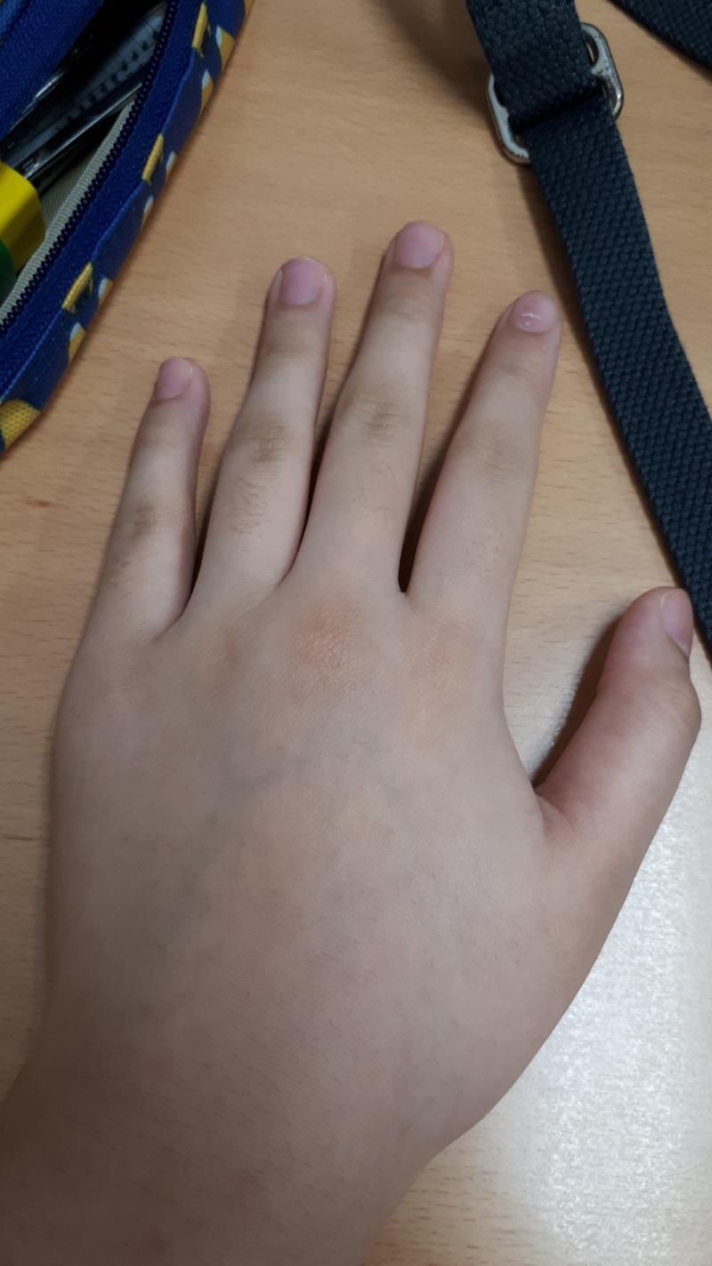 3번인데, 걍 평범하게 찍은 손임 이래도 길어 보여?