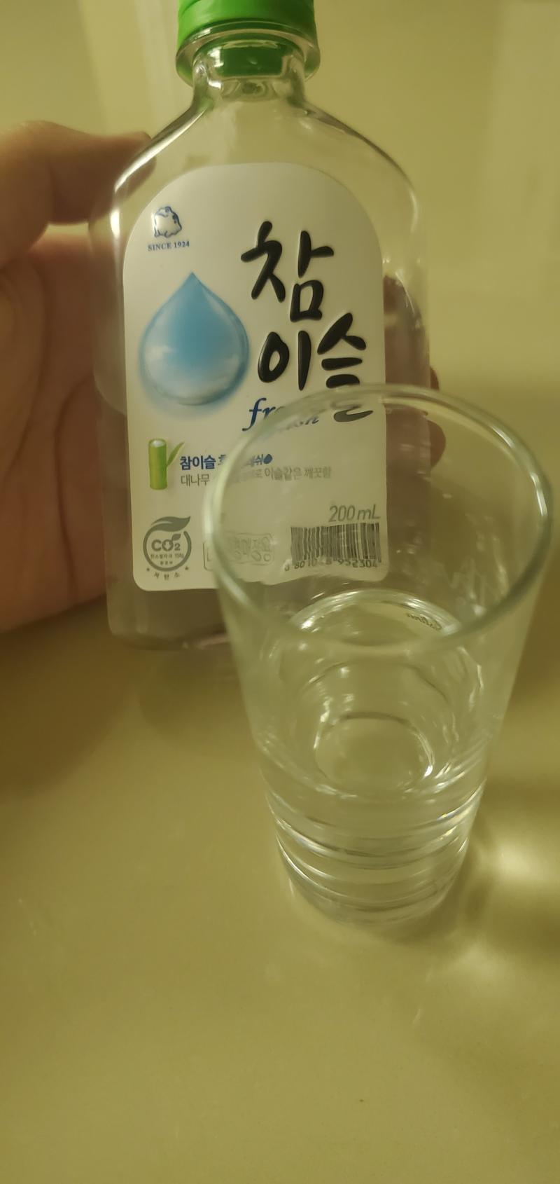 집에 소주잔이 없어서 샷글라스로 마시는중