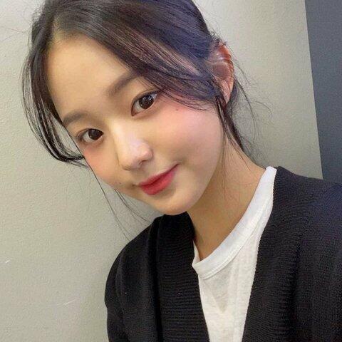 ㅋㅋㅋㅋㅋ정답은 장원영이었어ㅜㅠ 원영아 미안,, 짠 머글인데 셀카 보고 너무 예뻐서 그려봤어ㅜ 애초에 장원영이 말랑하고 귀여운?느낌이라서 선으로