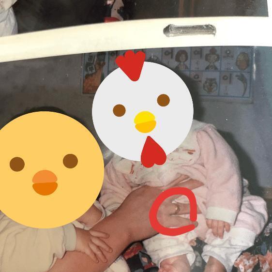 빨간 표시가 그 문제의 반지고 뉴스에서 올라온 반지랑 동일 반지 문양은 통일교 문양임
