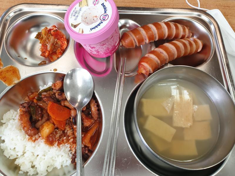 이거 오늘 급식! 뉴치케라니 세..세상에!!! 이거 안먹을 수가 없겠더라구..ㅋㅋ 소세지 두개 솔직히 부담스러웠는데 그냥 먹었어..ㅎㅎ 낙지덮밥