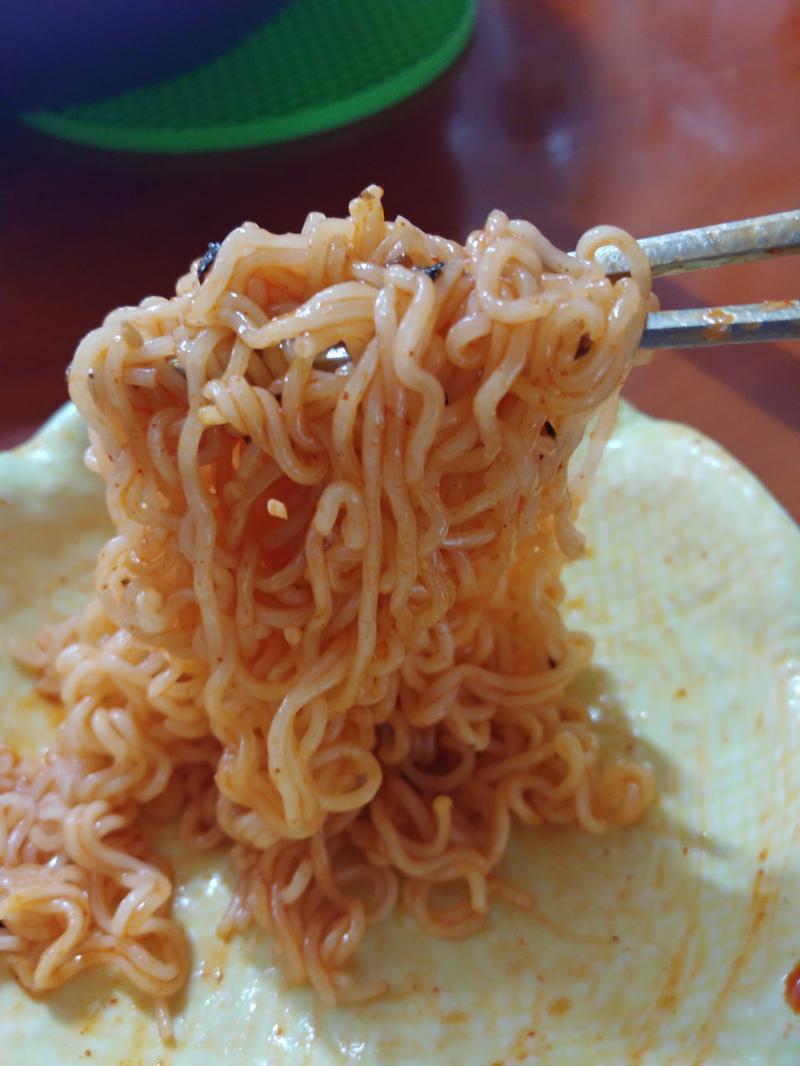 집에 있던 비빔면 끓여서 먹고 있던중