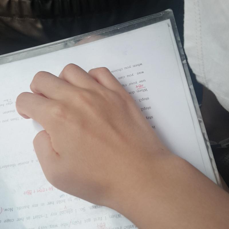 평소에 손잡고 찍을때 정도로 비슷하게 힘 준거야