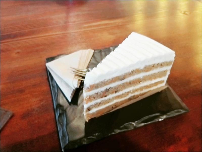 방금먹은 당근케잌~ 여기 비싼데 너무 맛있어.. 그리고 흔들렸다(゜m゜;)