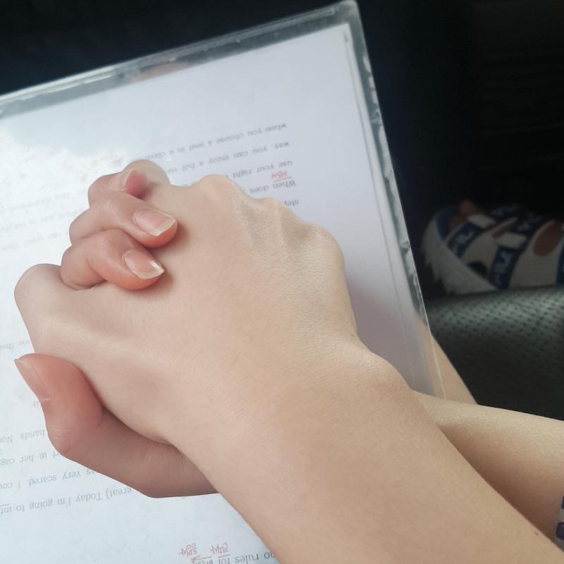 동생 손이랑 찍어봄 동생은 4학년 여자.. 위에 손이 내 손