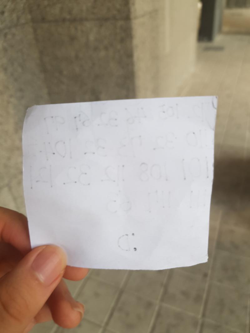 확인해봤는데 쪽지 뒷면엔 별 거 없었어! 첫번째 사진은 어제 발견한 쪽지 뒷면, 두번째 사진은 내가 놓고온 거! 내일 확인해보고 뭐 있으면 알려