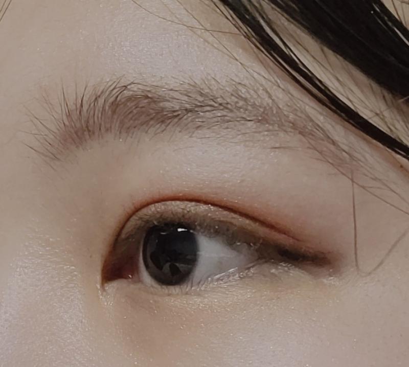 원래 눈이고 최근 쌍수한 눈 ㅎㅎㅎ나 올 1월에 쌍수핶당 ㅎㅎ이쁘게 잘 된거같아ㅋㅋ난 견적은 앞트임 쬐끔,지방제거,절개법으로 수술했어ㅋ그리고,나