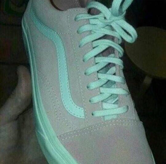 이 운동화 난 회색민트로 보임