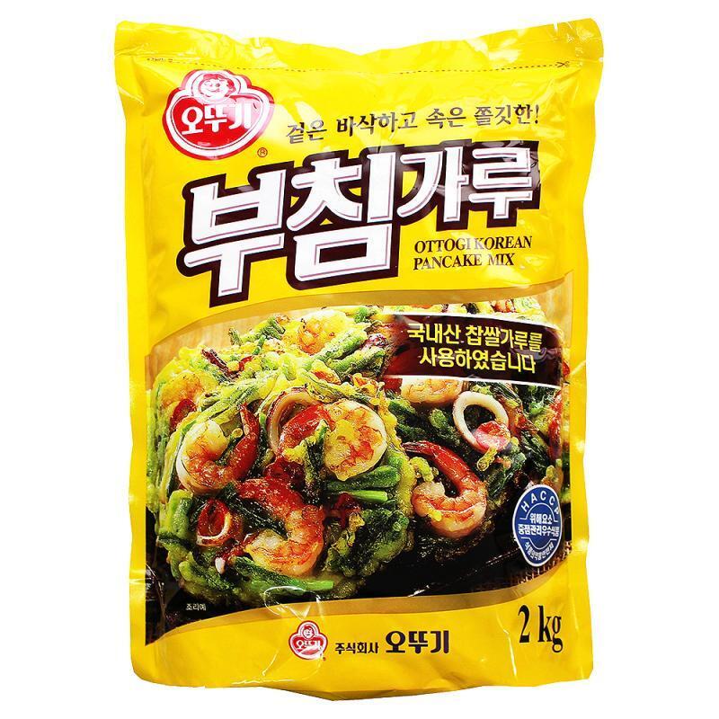 언니를 뒤쫓지 않은 경찰은 비장한 표정으로 쭈그려 앉은 채 봉다리에 들은 물체를 꺼냈고, 그 손에서 흰 밀가루가 덕지덕지 붙은 오뚜기 부침가루가