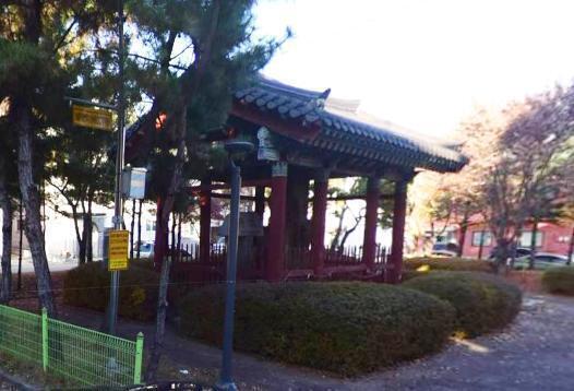 지역밝혀도되나? 사진만 올릴게, 여기가 예전에 씨름터여서 그때부터있던 나무 죽어서 고목을 기념으로 전시? 보존 해놓은거란 말이야 저게, 내가 어