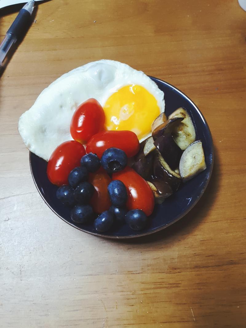 아니 어제 남은 식단이랑 운동 안 쓰고 잤네 점심 닥터유 브라우니 두봉지, 수박 5조각 저녁 계란 후라이, 가지 자투리 볶음, 블루베리 한 줌,
