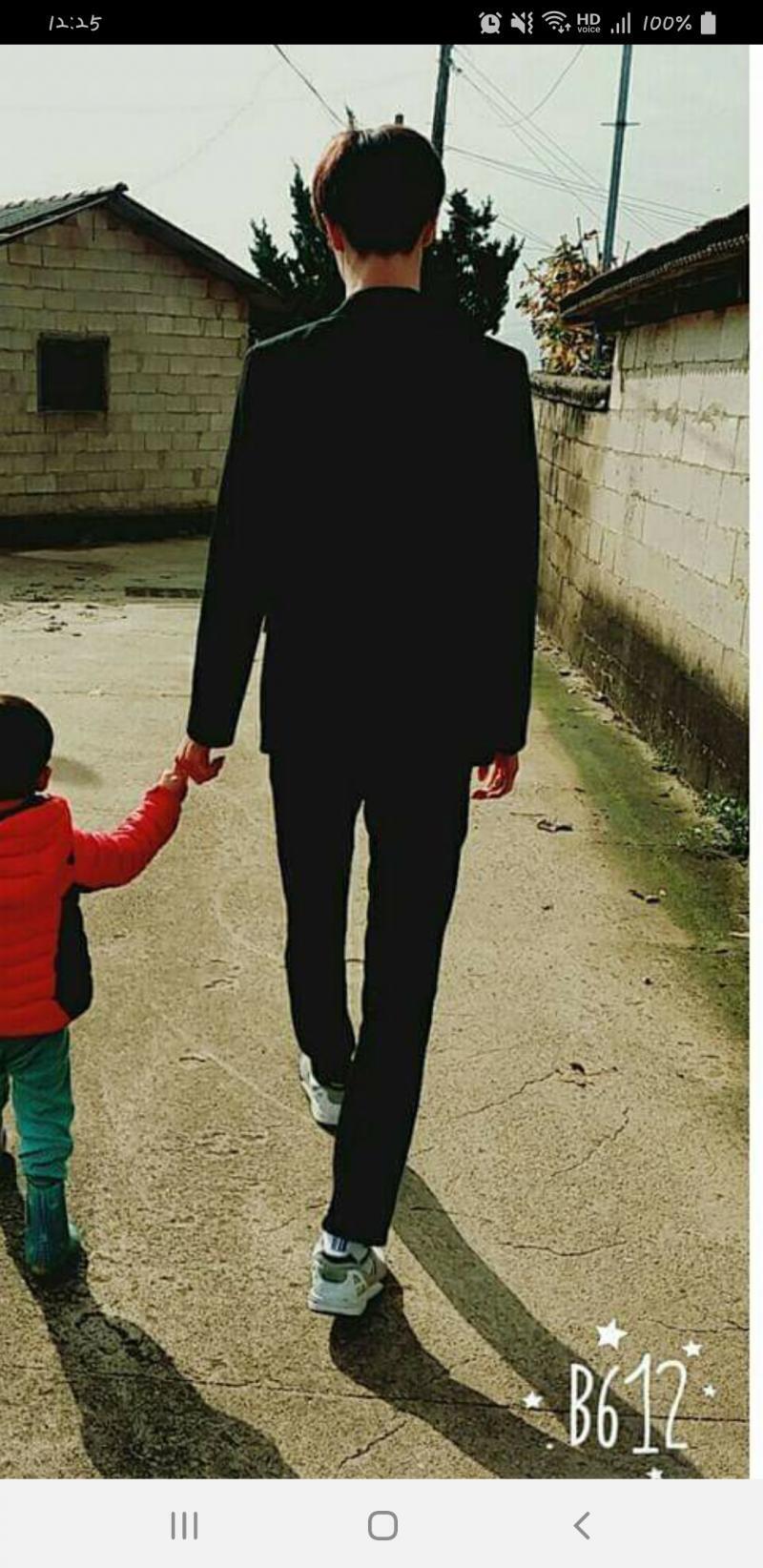 와 우리 사촌오빠 기럭지좀 봐줘 진짜 날씬하고 슬림하고 운동해서 키도 크고 진짜 멋진데 오랜만에 친구 정리할 겸 페북 보니까 사진이 있더래 수트