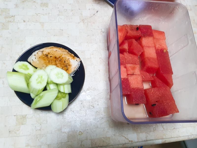 아침 간식 방토 한줌 점심 뿌셔뿌셔 하나랑 군만두 하나 저녁 닭가슴살 기름 없이 구운거, 오이 하나, 수박 저기서 반