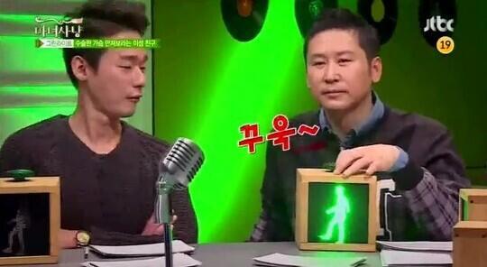 목에 키스마크...