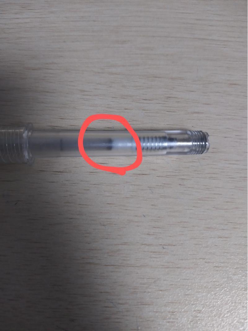 샤프심은 저 부분에 끼여있어