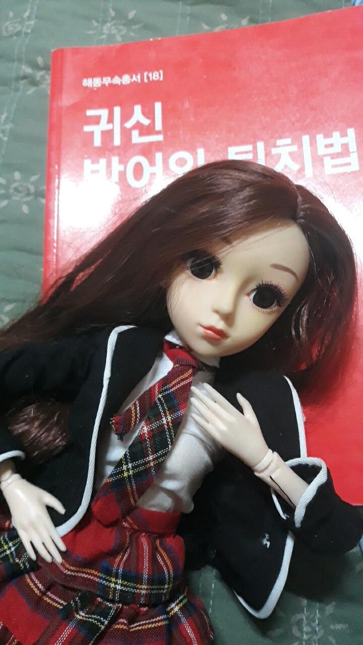 무속인을 보려해도 자꾸 무속인이 기도를 갔다든지 등등 일정이 엇갈린다. 인형아래 책은 답답한 마음에 서점 가서 산 퇴마책이야