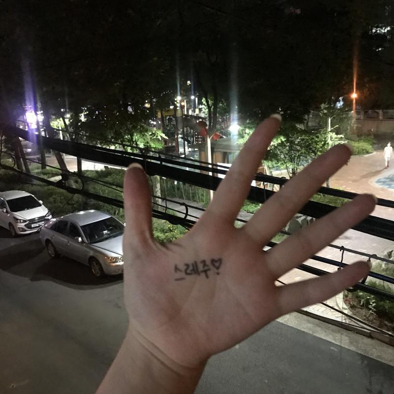 >>11 컨셉이라길래 사진 찍어 올린다 저기 가려졌지만 애 하나 보이지?ㅠㅠ 저 앞에 애들 모여서 지금 술래잡기한다고 소리 지르는데 하아...