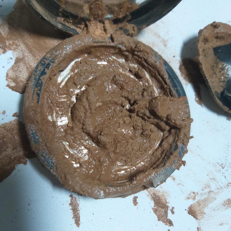 홍현희 쉐딩법처럼 해보고 버리려고 그 위에 솜을 올렸는데 수분만 싸악 먹어서 농도가 점점 쉐딩이 됨 하지만 내가 낭비해서 저것밖에 안나옴