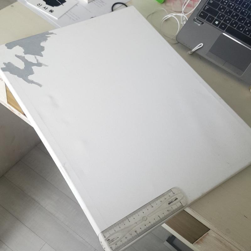위쪽에 회색은 다른색으로 덮거나 이어서 칠할 거양 사이즈는 왼쪽밑에 15cm자 기준으로 생각해조