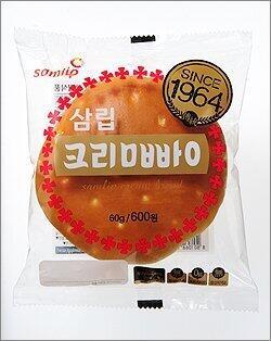 어릴 때 이 빵하고 보름달 빵 진짜 세상제일 좋아했는데... 나한테 빵하면 딱 이 두가지였어 할머니는 내가 그냥 크림이 든 빵을 좋아하는 줄 아