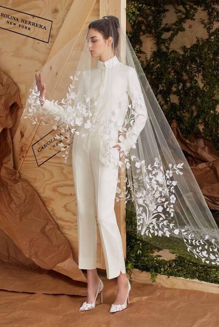 >>48 주문하신 웨딩드레스 바지버전입니다. 세번째는 레주가 원하는거랑은 거리가 멀것같긴한데 그냥 이것도 독특하다고 생각되서.