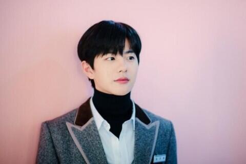 하 오빠랑 존똑인 연예인 찾았다 ㅠㅠ레스 수정해야지 으 ㄹㅇ 이런 느낌 나ㅠㅠㅠㅠㅠㅠ 특히 첫 번째 사진..!! 측면이 저런 느낌이야 정말 저런