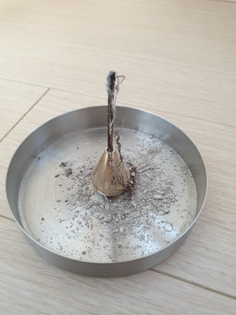 사진 일단 남겨봐 인센스 형태인거 태웠는데 재가 이렇게 남았네 원래는 그냥 회색 원통형이 뚝뚝 끊어지듯 남거나 그냥 향 재만 남는데 이런건 또 