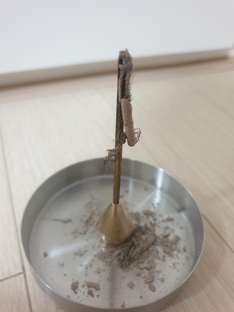 이게 새로 태운거.. 전에거랑 아예 향도 달라 무슨 현상인지 좋은건지 나쁜건지도 잘 모르겠다 아는 사람 있으려나