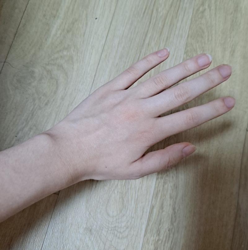 뭔가 남자손같네...현재 살이 좀 쪄서 손에 살이 붙었다는거//