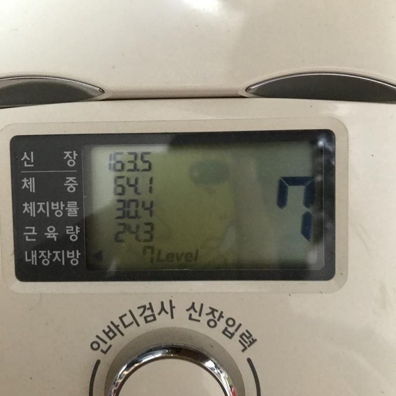 2020.07.17 아침 도넛이랑 우유 점심 반절 저녁 냉면 반절하고 고기....ㅎㅎㅎㅎ 스쿼트 100개 O 플랭크 1분•3set O 팔굽혀 펴