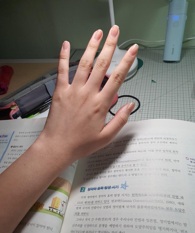 공부...너무 싫어요 살려주ㅝ 두껍게 나왇... 내손 말고 고앵이 손 자랑도 할래ㅐ