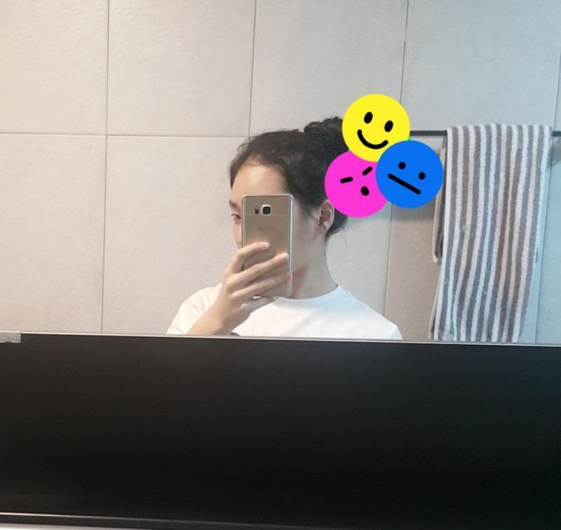 기본캠으로 보정 안 하고 스티커로 얼굴만 가린 사진이양