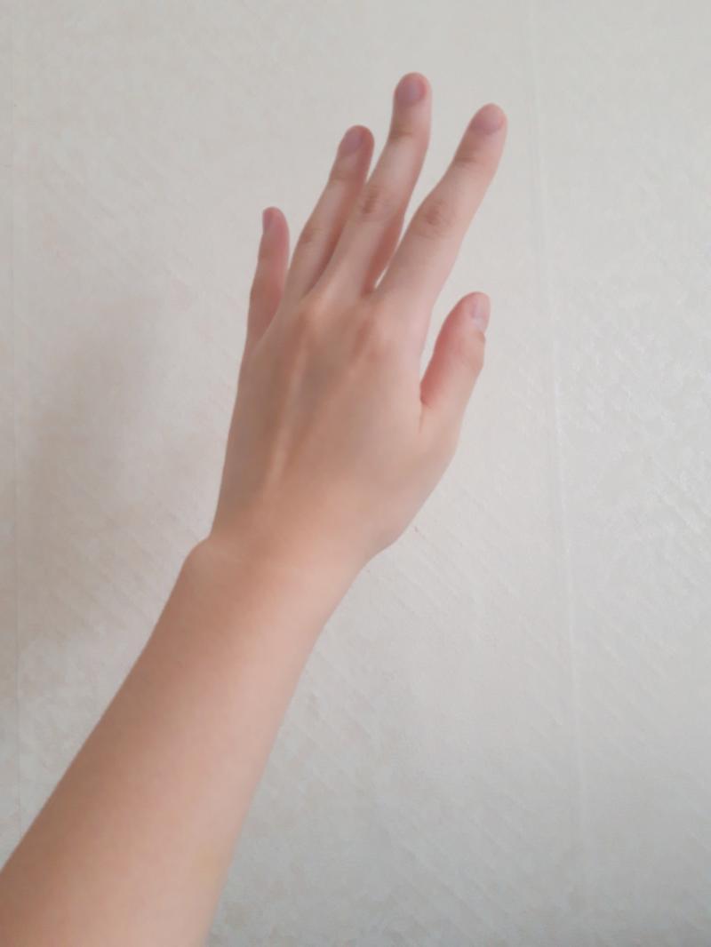 멀리서 춤출 때 보면 예쁜 손인데 가까이서 보면 잘 모르겠다