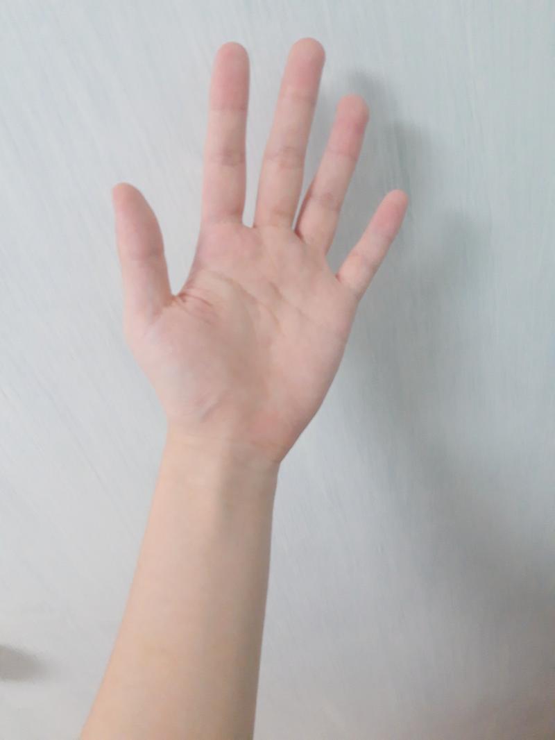 멀리서 춤출 때 보면 예쁜 손인데 가까이서 보면 잘 모르겠다